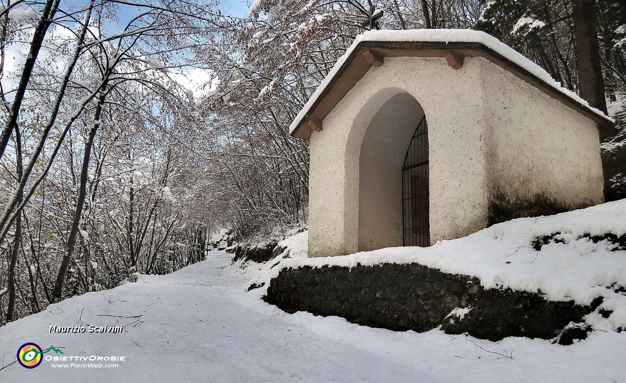 02 La stradina è tutta innevata....JPG